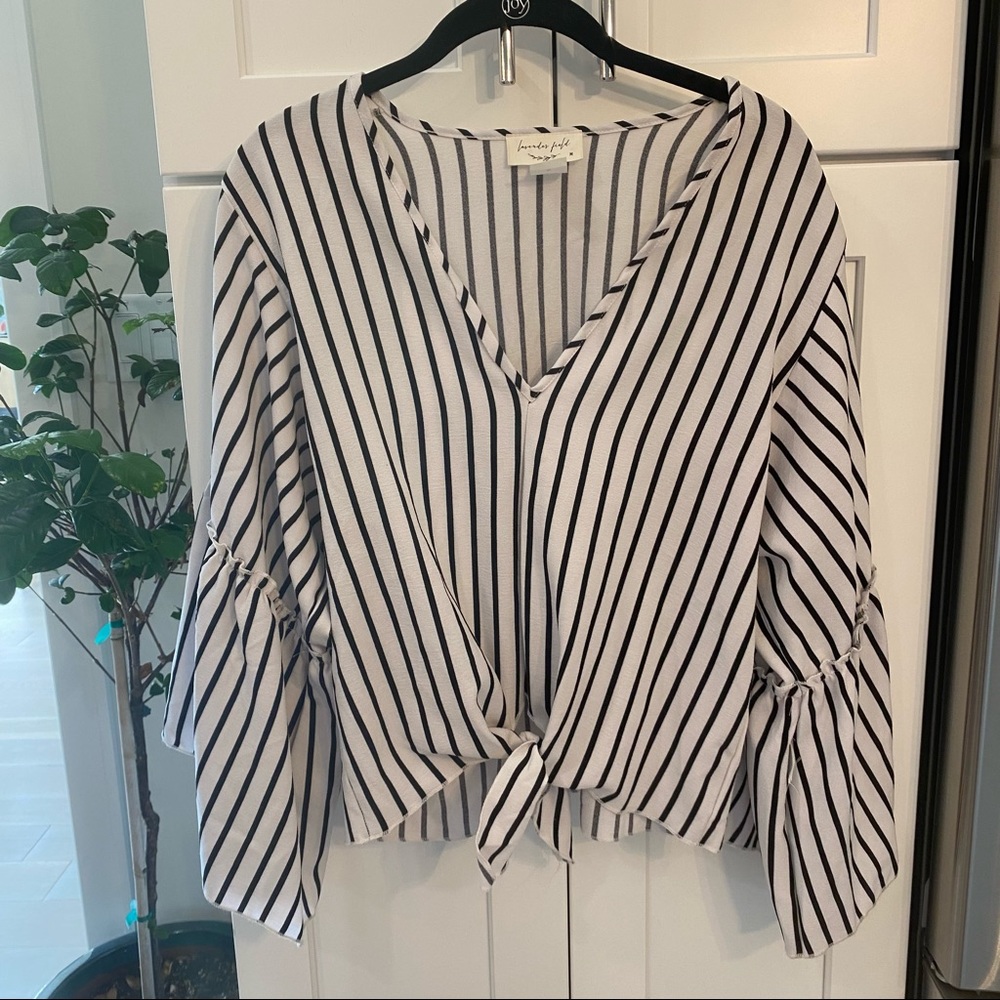 Black and white blouse NWOT 🤍